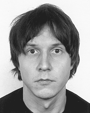 Antti Hurskainen passikuva-automaatissa